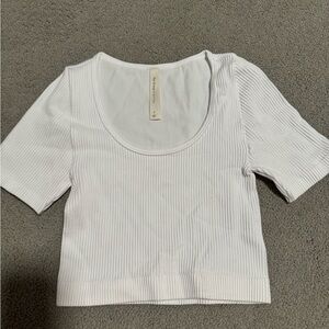 Aritzia Babaton White Crip Tee | Size : small | Lightly Worn | No flaw or stain